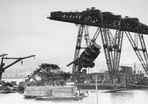 [Photo] Floating crane YD-25 raising USS Arizona’s foremast during ...