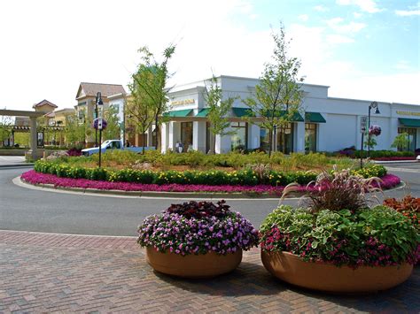 File:Maple Grove's Shoppes at Arbor Lakes - East End.jpg - Wikimedia Commons