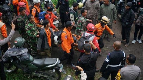 FOTO Evakuasi Korban Erupsi Gunung Marapi Sumbar: 52 Selamat, 18 Meninggal Dunia, 5 Proses ...