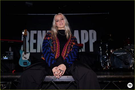 Reneé Rapp Performs to Sold Out Crowd In NYC After 'Mean Girls' Movie ...