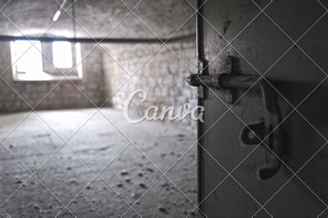 Prison cell door - Photos by Canva