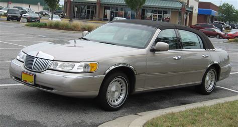 2007 Lincoln Town Car - Information and photos - MOMENTcar