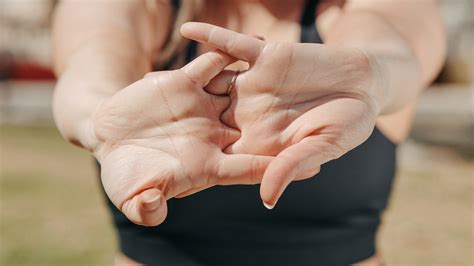 Myth busting: Does knuckle cracking lead to arthritis? | Top Doctors UK