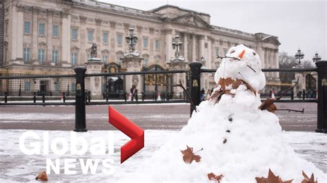 Rare London snowfall brings joy during COVID-19 lockdown - YouTube