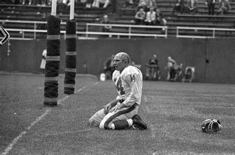 Y.A. Tittle, ex-49ers QB and Hall of Famer, dies at 90