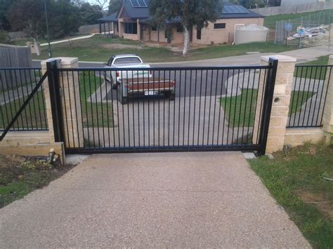 No 31 - TMGC / Solar powered cantilever automatic sliding gate. www.themotorisedgatecompany.com ...