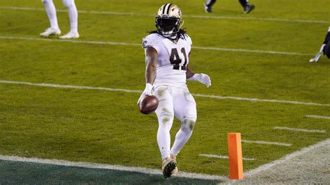 Saints Alvin Kamara takes toss play into the end zone for a walk-in touchdown