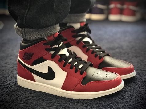 Air Jordan 1 Mid Chicago Black Toe 😍🥰😍 : r/Sneakers