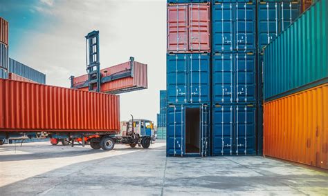 Freight Broker vs. Freight Forwarder: What’s the Difference?