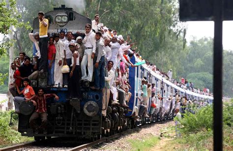 ขบวนรถไฟสุดหนาแน่น เรื่องปกติธรรมดาของการเดินทางในอินเดีย