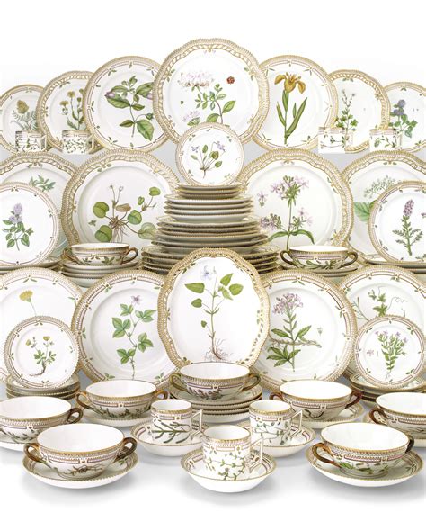 A ROYAL COPENHAGEN PORCELAIN 'FLORA DANICA' DINNER SERVICE