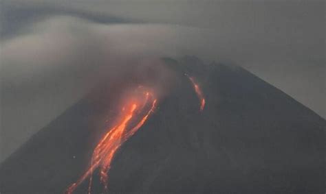 Anak Krakatoa' Volcano erupts in Indonesia; Watch video - BOL News