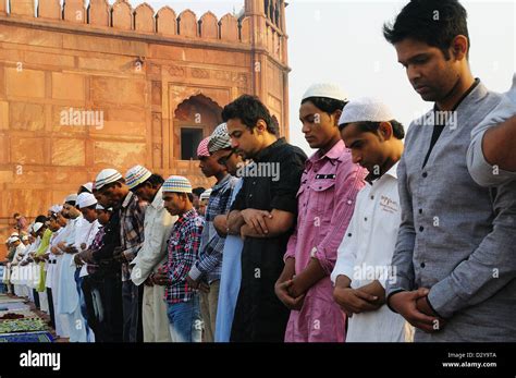 People praying on the last day of Ramadan at Jama Masjid in Old Delhi ...