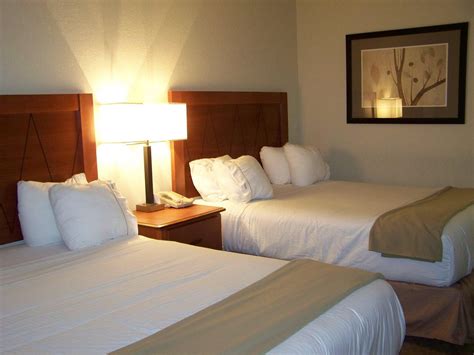 HOLIDAY INN EXPRESS & SUITES PINE BLUFF, AN IHG HOTEL - Updated 2022 ...