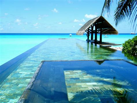 Resort-Reethi-Rah-Infinity-Pool-Maldives - Sinem Bilen-Onabanjo