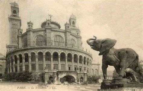 Le palais du Trocadéro a été construit pour l'Exposition Universelle de 1878 par l'architecte ...