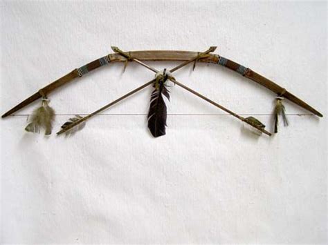 Native American Navajo Made Rawhide Bow and Crossed Arrows – LH20