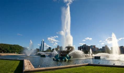 Buckingham Fountain in Grant Park | Famous Chicago Attractions