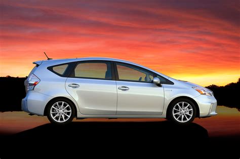 2014 Toyota Prius v - Information and photos - MOMENTcar