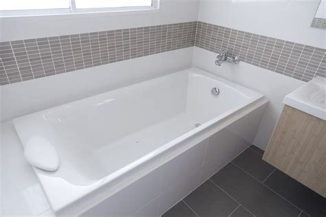 How Much Does Bathtub Refinishing Cost? - Wantz Construction