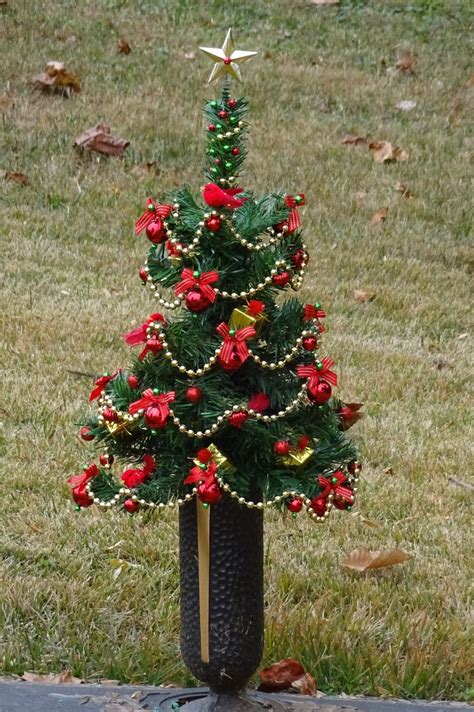 Cemetery vase Christmas tree... | Gravesite decorations, Cemetary decorations, Headstones ...