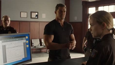 'Jack Reacher': Watch Alan Ritchson Punch Bad Guys With Actual Giant Fists in First Amazon ...