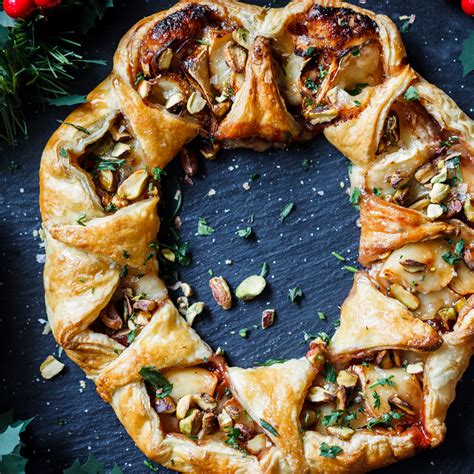 Cranberry and Brie puff pastry wreath - Simply Delicious