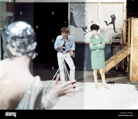 David Hemmings / Blow-Up 1966 directed by Michelangelo Antonioni Stock Photo - Alamy