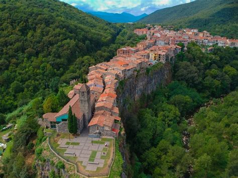 Castellfollit de la Roca: un pueblo construido a 50 metros de altura sobre un risco de piedra