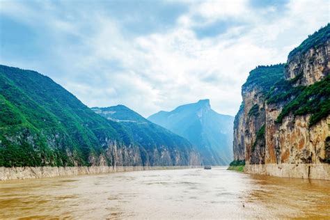 Premium Photo | Yangtze river three gorges