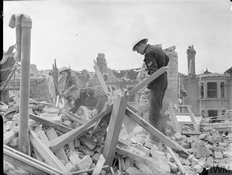 FLYING BOMB: V1 BOMB DAMAGE IN LONDON, ENGLAND, UK, 1944 (D 21232)