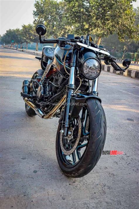 Bajaj Pulsar 220F Modified As A Modern Day Scrambler