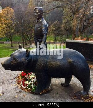 Statue of Wojtek the Polish war bear Princes Street gardens Stock Photo: 112646839 - Alamy