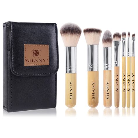 7 Best Bamboo Makeup Brushes To Add To Your Eco-Friendly Bag