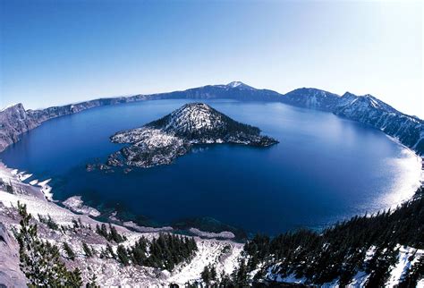 The crater lake at Crater Lake National Park in Oregon [2590x1763] : EarthPorn