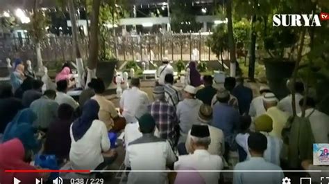 VIDEO: Ribuan Orang Padati Makam Sunan Ampel di Malam 21 Ramadan ...