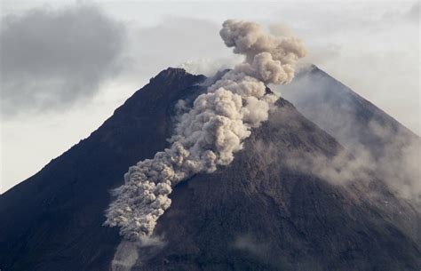 Indonesian volcano unleashes river of lava in new eruption - WTOP News