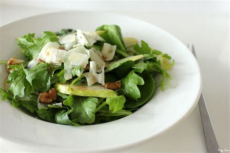 The Lettuce Shop: Rocket, pear and walnut salad