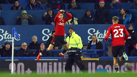 Manchester United: Alejandro Garnacho scores stunning bicycle kick in 3-0 defeat of Everton ...