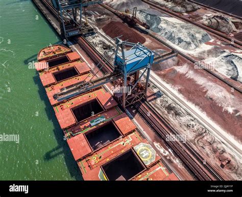 Bulk Carrier Vessel Unloading at Port Stock Photo - Alamy