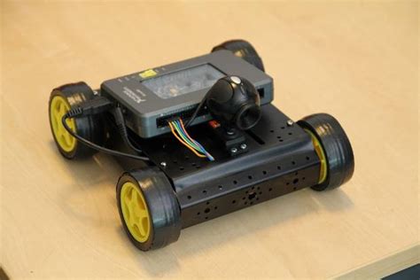 Autonomous robot responds to colour recognition