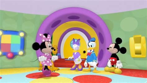 Minnie's having a picnic to celebrate the new Mickey Mouse Clubhouse Picnic Grounds, but she ...