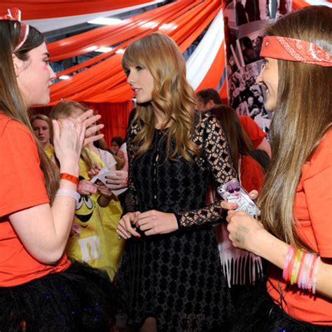 Taylor Swift Meets With Fans After Jersey Show—See the Pic! - E! Online ...