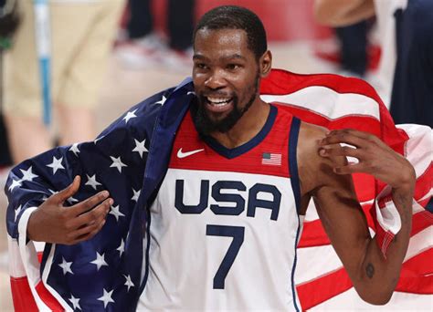 2021 Olympics: Kevin Durant flexes after gold medal win