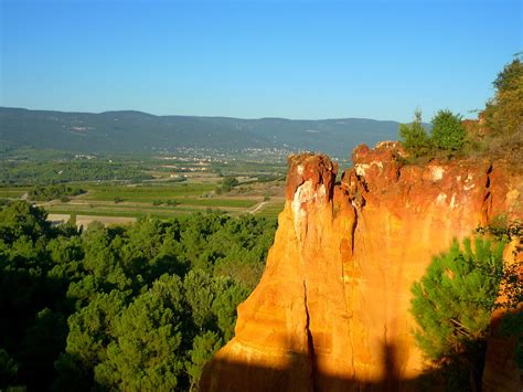 Discover the village of Roussillon in the Luberon - French Moments