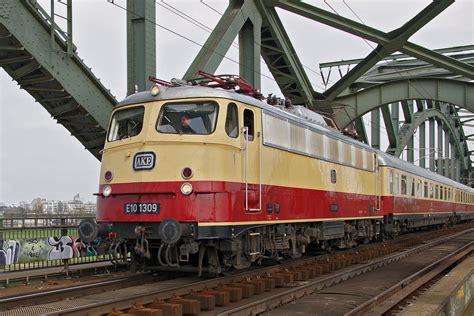 AKE-Rheingold-Lok E10 1309 am 06.04.2019 auf der Südbrücke in Köln - Bahnbilder.de