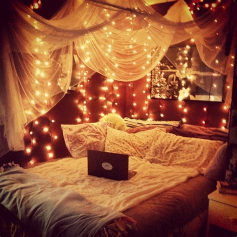 45 Ideas To Hang Christmas Lights In A Bedroom - Shelterness