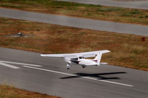 Airplane Landing Cessna 172 Stock Photo - Download Image Now - iStock