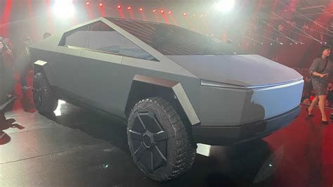 Tesla Cybertruck se estrena con personalidad de ciencia ficción y gobs de poder | Heaven32