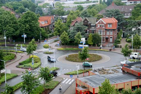 Why Aren’t There More Roundabouts in America? - The News Wheel